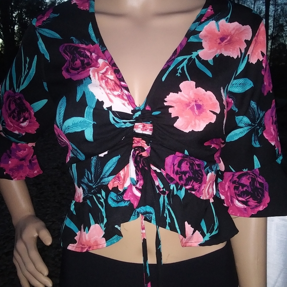 Derek Heart Tops - NWT "Derek Hart" black floral 3/4 sleeve blouse
